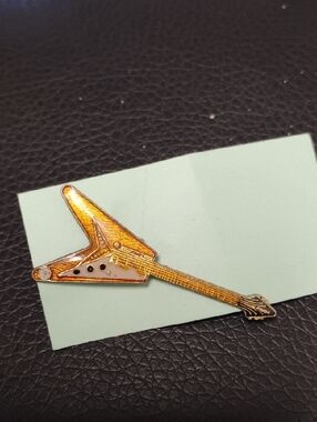 VINTAGE FLYING V GUITAR ENAMEL LAPEL PIN NRMINT